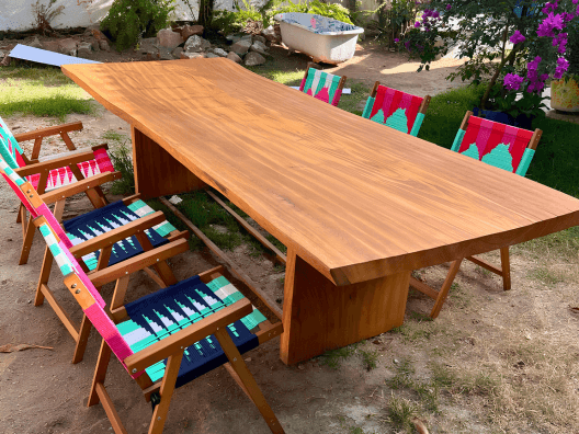 Área externa com mesa comunitária